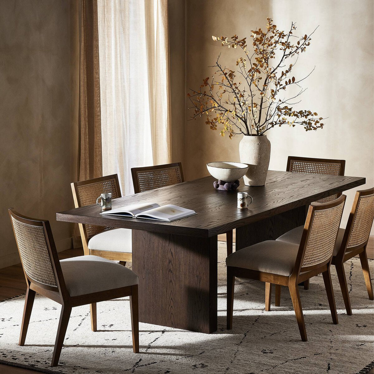 Lynth Dining Table