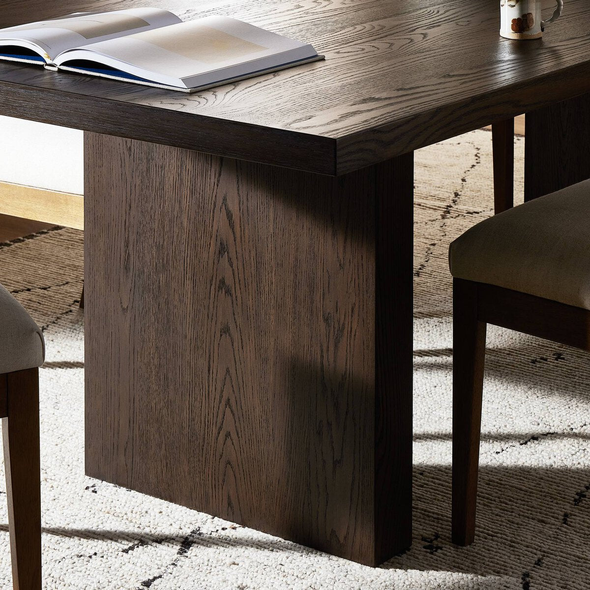 Lynth Dining Table